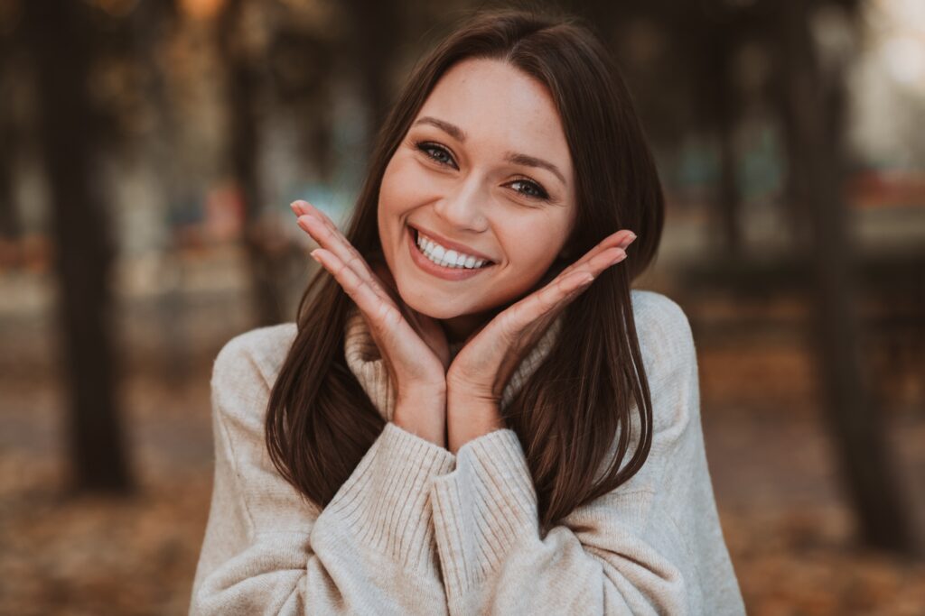 Smiling woman resting her chin in her hands